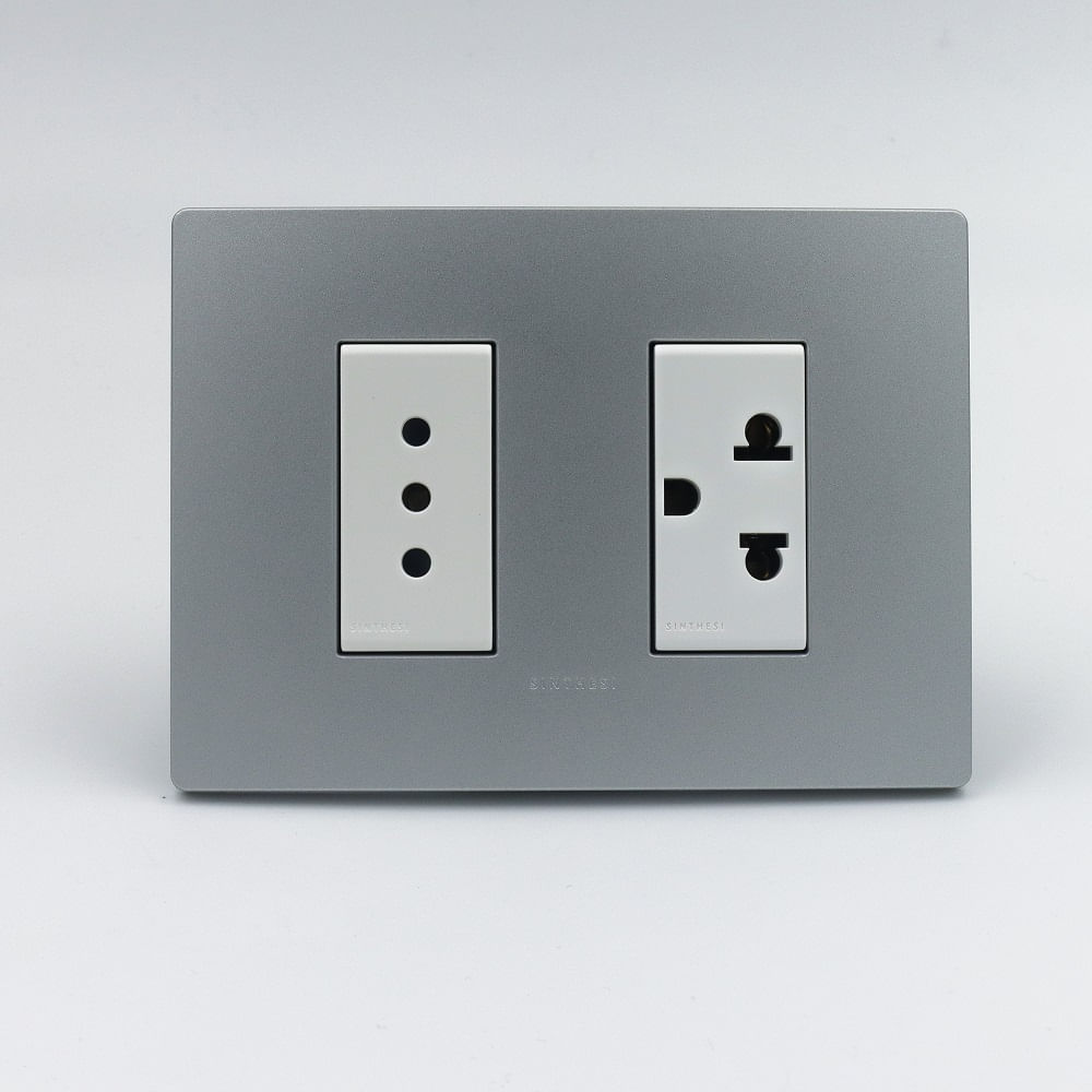TOMACORRIENTE DOBLE 1 3 EN LINEA Y 1 UNIVERSAL SINTHESI S33 PLACA PLATA Y DADOS BLANCOS