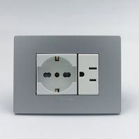 TOMACORRIENTE DOBLE 1 SCHUKO Y 1 AMERICANO SINTHESI S33 PLACA PLATA Y DADOS BLANCOS