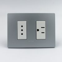 TOMACORRIENTE DOBLE 1 3 EN LINEA Y 1 AMERICANO SINTHESI S33 PLACA PLATA Y DADOS BLANCOS