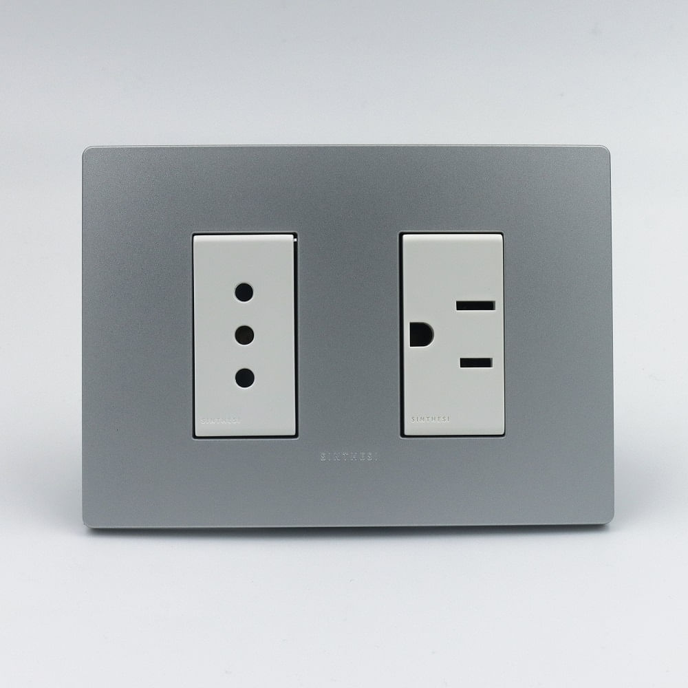 TOMACORRIENTE DOBLE 1 3 EN LINEA Y 1 AMERICANO SINTHESI S33 PLACA PLATA Y DADOS BLANCOS