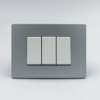 INTERRUPTOR TRIPLE SINTHESI S33 PLACA PLATA Y DADOS BLANCOS