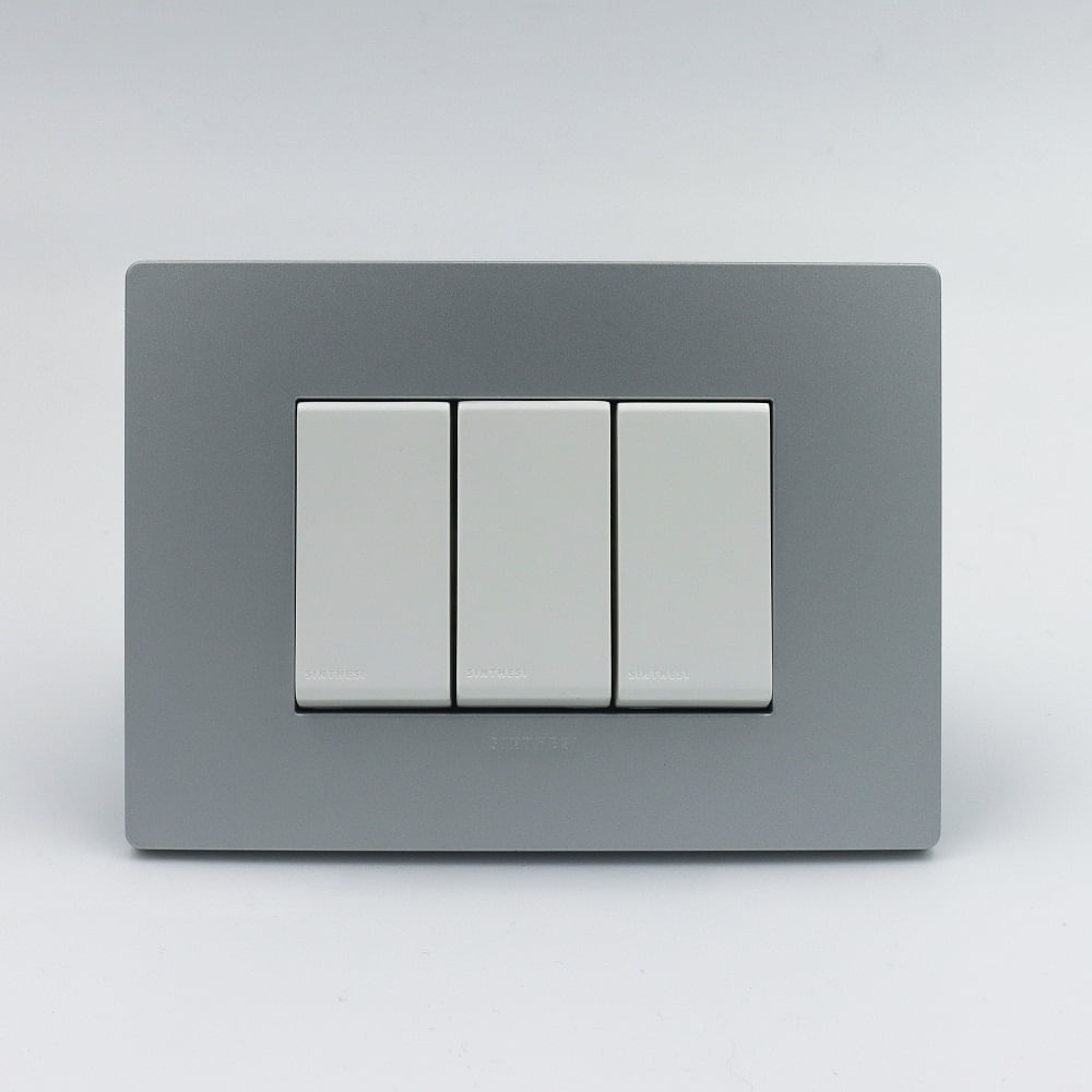 INTERRUPTOR TRIPLE SINTHESI S33 PLACA PLATA Y DADOS BLANCOS