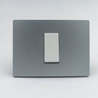 PULSADOR PARA TIMBRE SIMPLE SINTHESI S33 PLACA PLATA Y DADO BLANCO