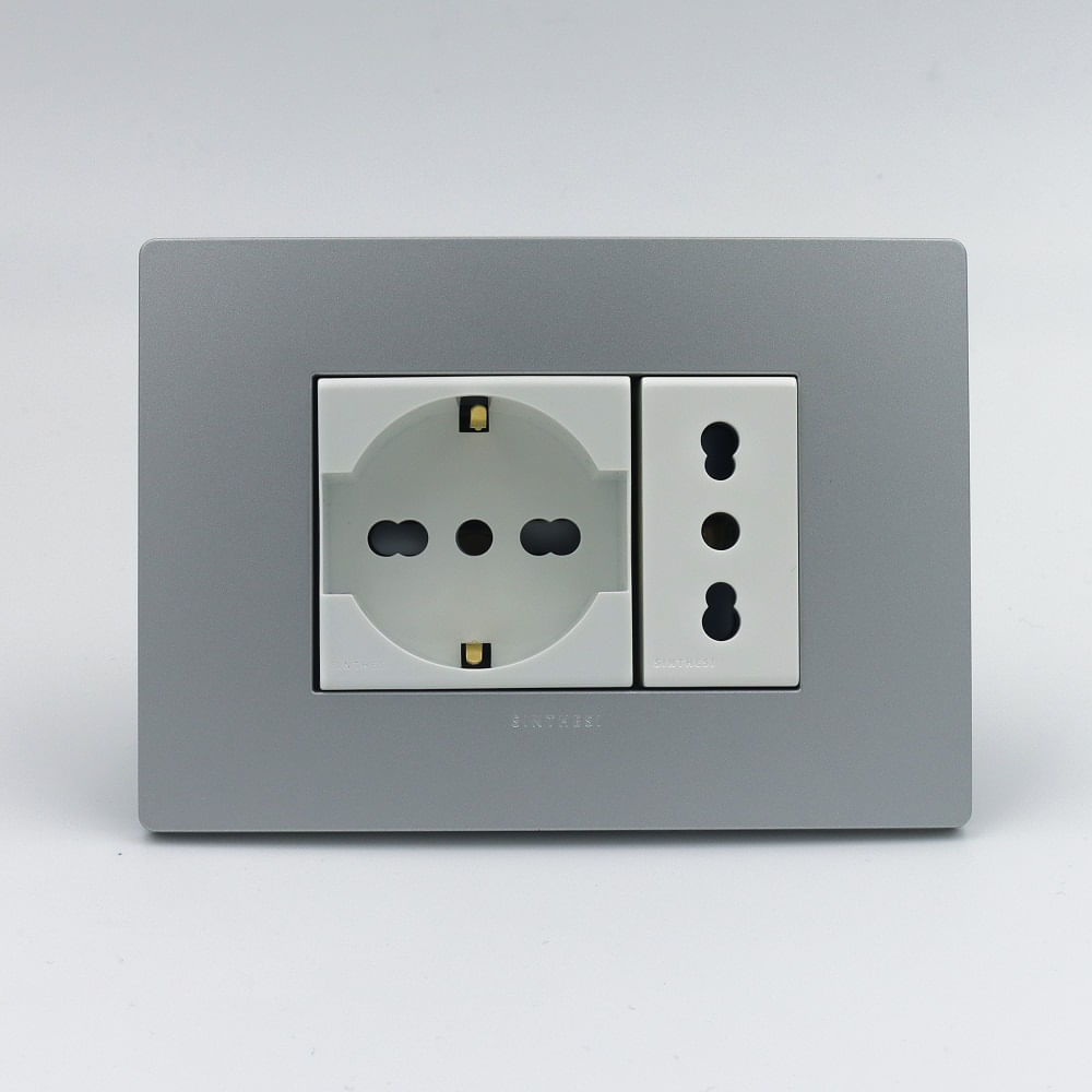 TOMACORRIENTE DOBLE 1 SCHUKO Y 1 3 EN LINEA BIPASO SINTHESI S33 PLACA PLATA Y DADOS BLANCOS