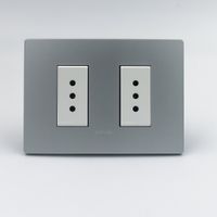 TOMACORRIENTE DOBLE 3 EN LINEA SINTHESI S33 PLACA PLATA Y DADOS BLANCOS