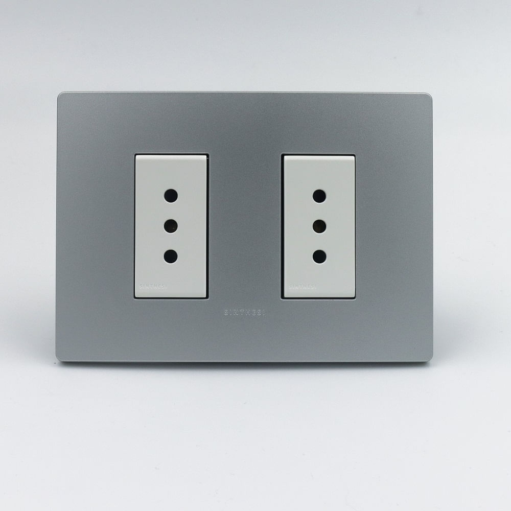 TOMACORRIENTE DOBLE 3 EN LINEA SINTHESI S33 PLACA PLATA Y DADOS BLANCOS