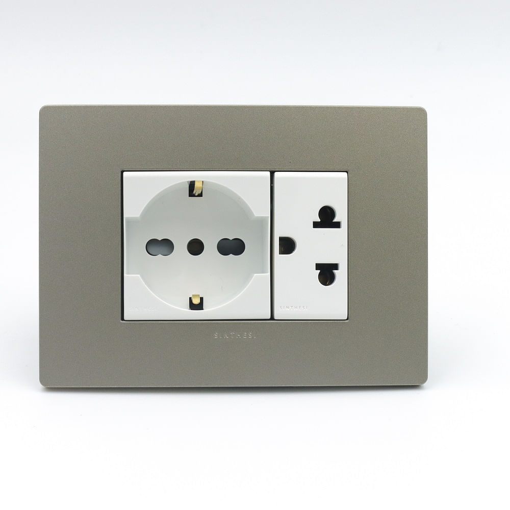 TOMACORRIENTE DOBLE 1 SCHUKO Y 1 UNIVERSAL SINTHESI S33 PLACA ARENA Y DADOS BLANCOS
