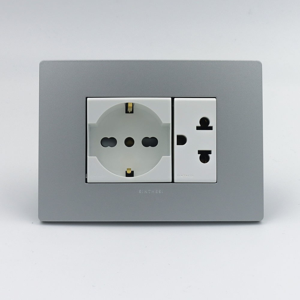 TOMACORRIENTE DOBLE 1 SCHUKO Y 1 UNIVERSAL SINTHESI S33 PLACA PLATA Y DADOS BLANCOS