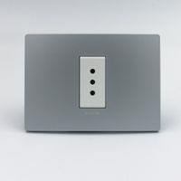 TOMACORRIENTE SIMPLE 3 EN LINEA  SINTHESI S33 PLACA PLATA Y DADOS BLANCOS