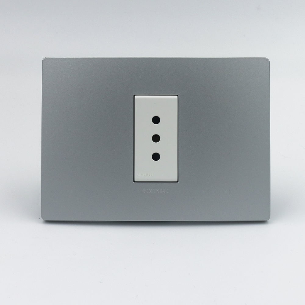 TOMACORRIENTE SIMPLE 3 EN LINEA  SINTHESI S33 PLACA PLATA Y DADOS BLANCOS