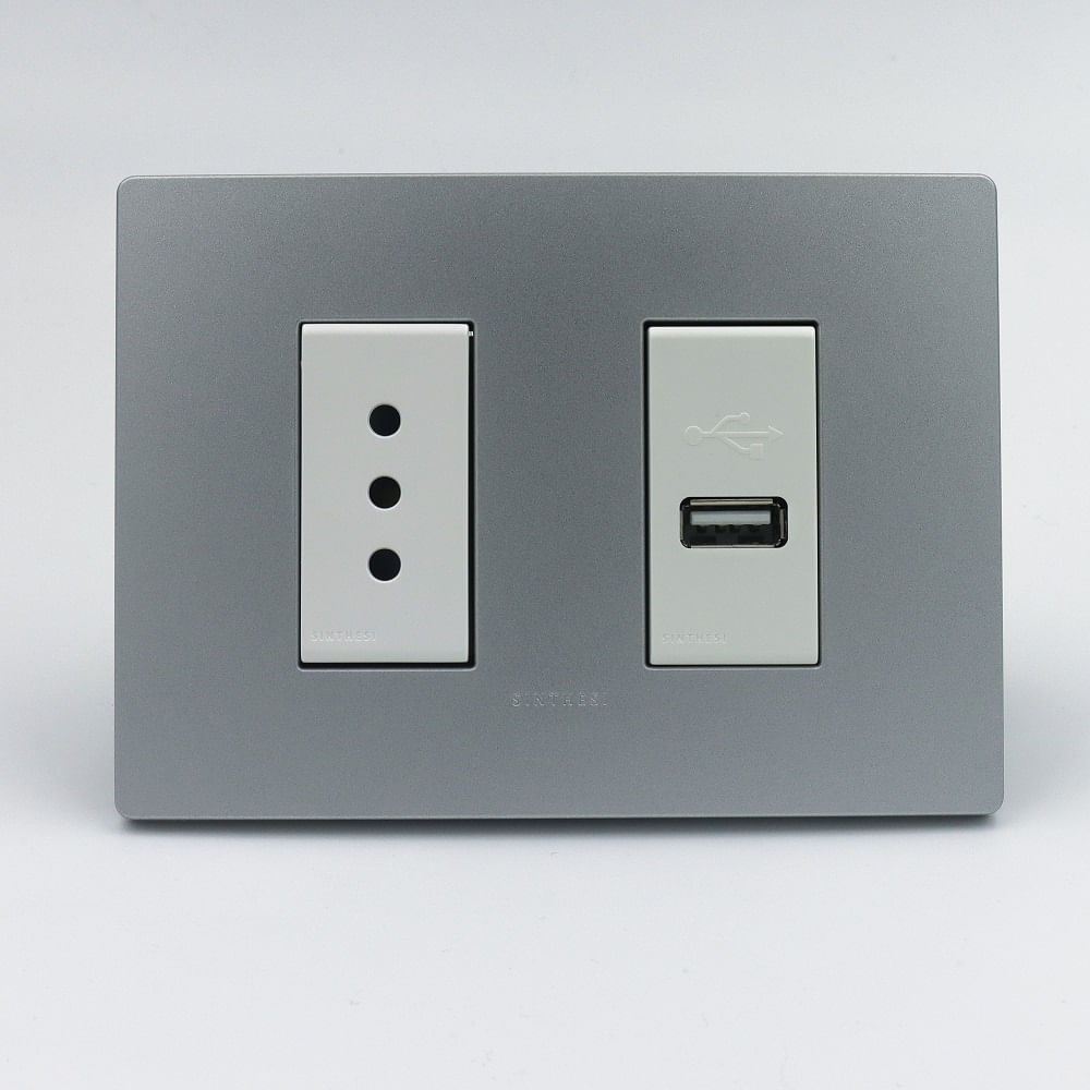 TOMACORRIENTE DOBLE 1 3 EN LINEA Y 1 CARGADOR USB TIPO A SINTHESI S33 PLACA PLATA Y DADOS BLANCOS