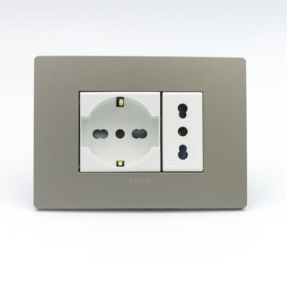 TOMACORRIENTE DOBLE 1 SCHUKO Y 1 3 EN LINEA BIPASO SINTHESI S33 PLACA ARENA Y DADOS BLANCOS
