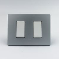 INTERRUPTOR DOBLE 1 SIMPLE Y 1 CONMUTADOR 3 VIAS SINTHESI S33 PLACA PLATA Y DADOS BLANCOS