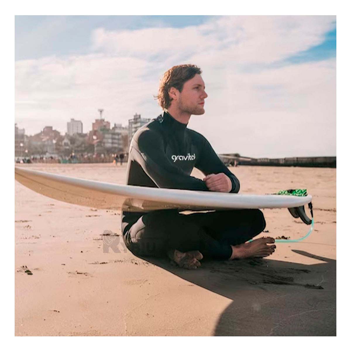 Traje Adaptable al Cuerpo de Color Negro Y+Stickers