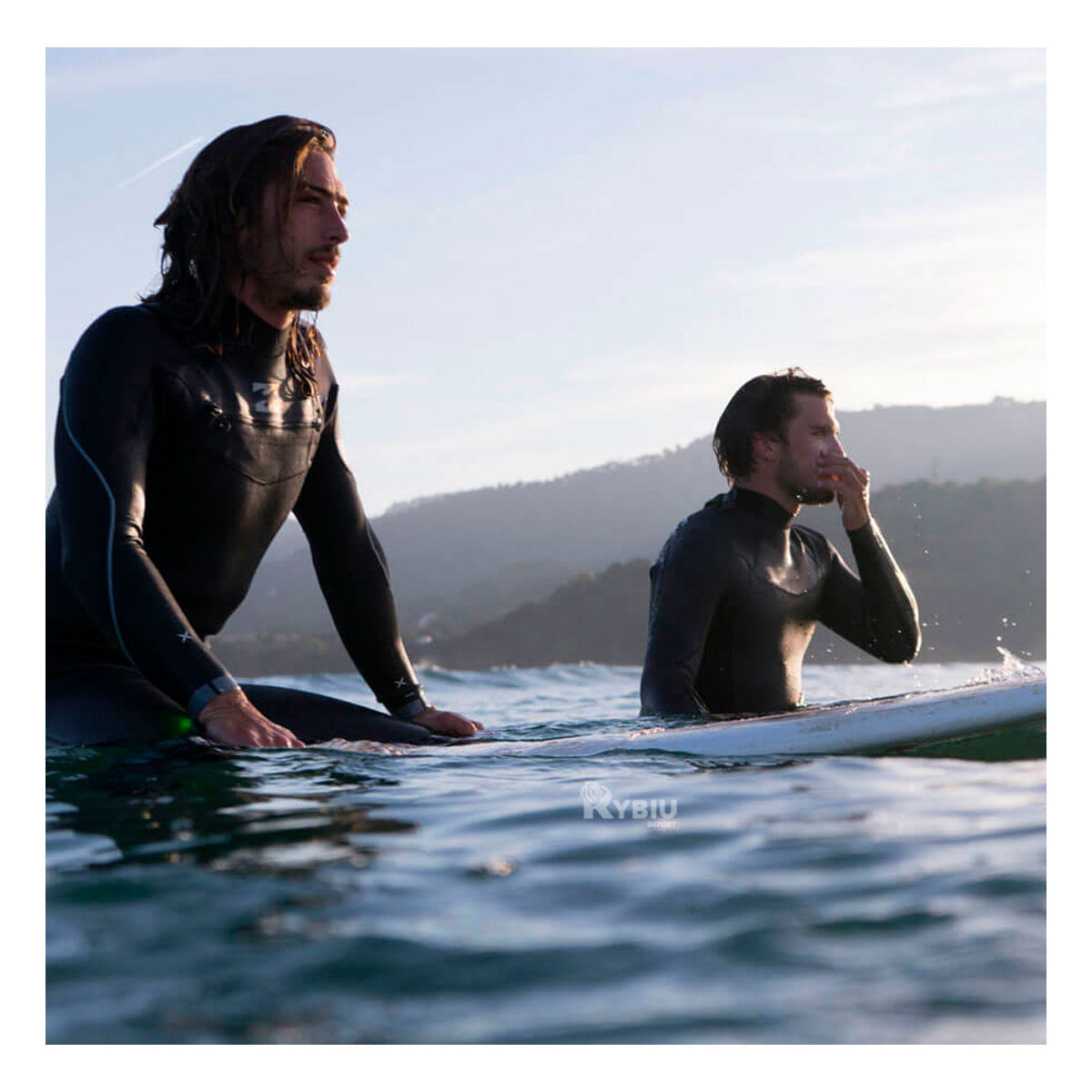 Traje Adaptable y Ajustable al Cuerpo Color Negro Y+Stickers