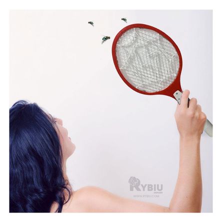 Raqueta de Mosquitos en Color Rojo Y+Papel de Regalo Raqueta de Mosquitos en Color Rojo Y+Papel de Regalo