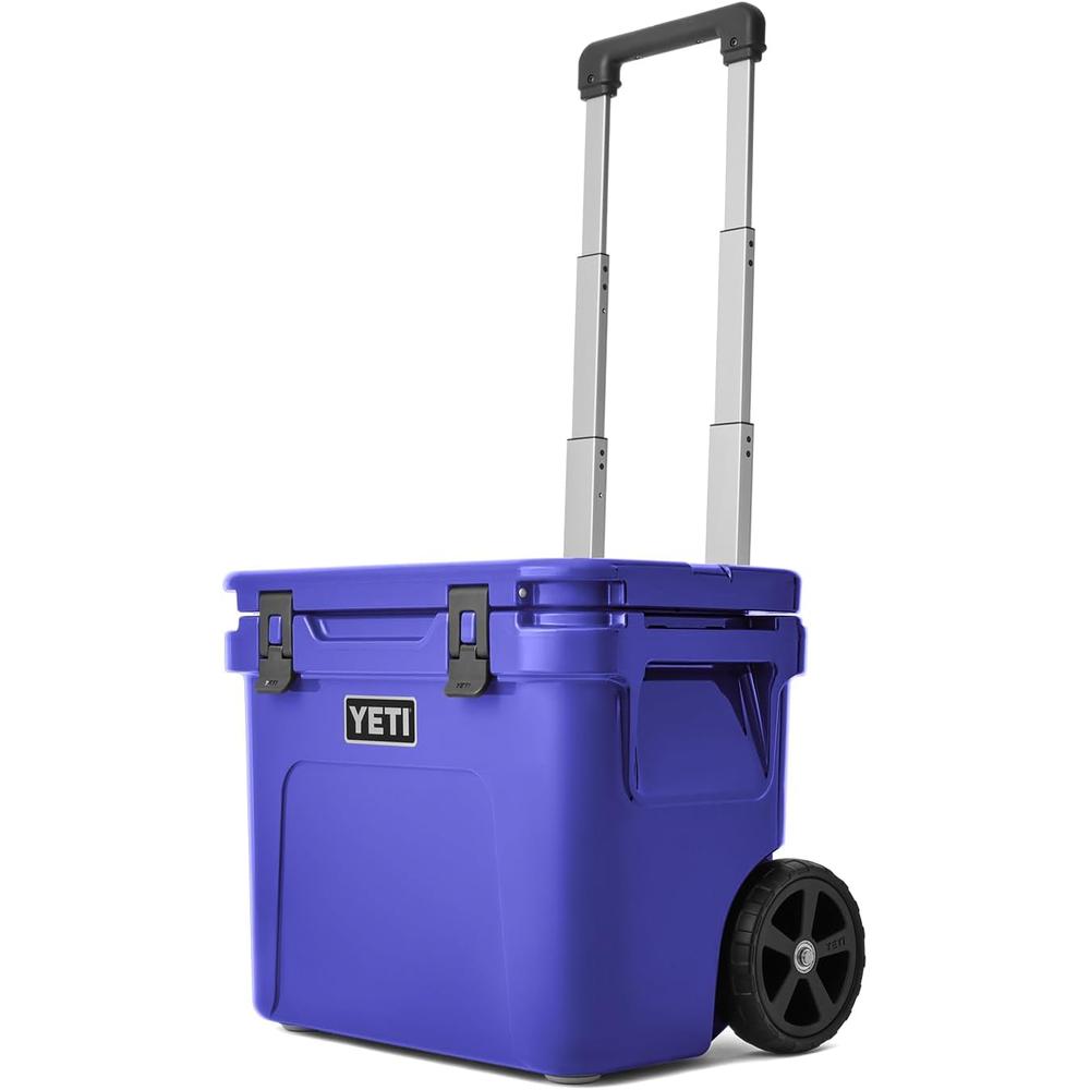 YETI Roadie 32 Cooler Con Ruedas Y Mango Retráctil | Violeta