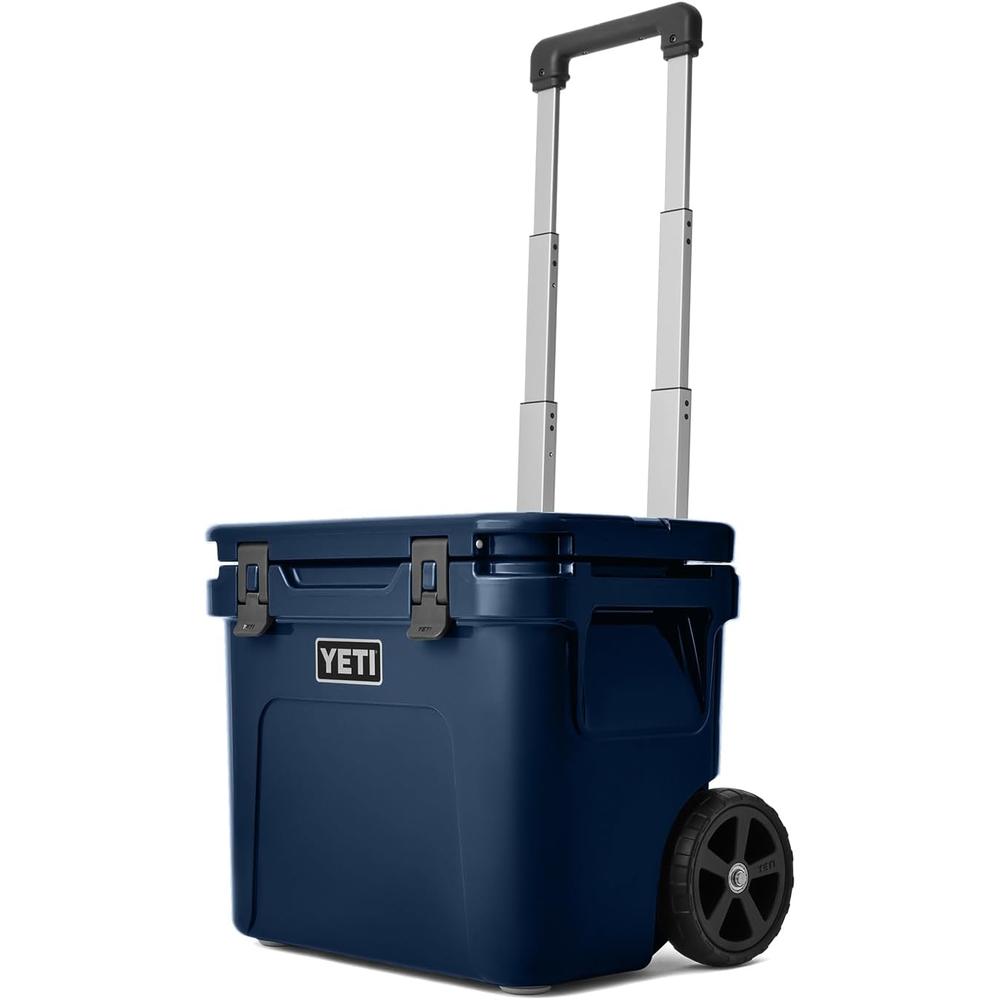 YETI Roadie 32 Cooler Con Ruedas Y Mango Retráctil | Azul Marino