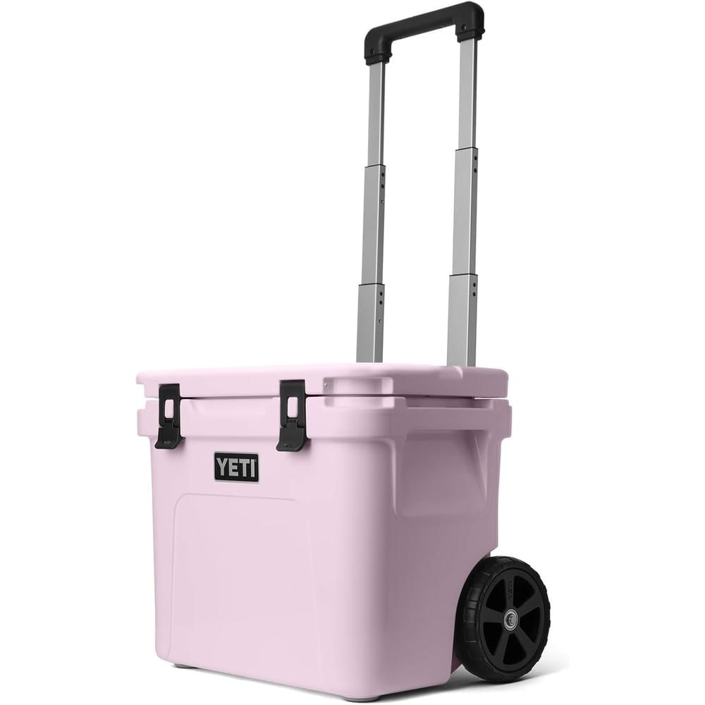 YETI Roadie 32 Cooler Con Ruedas Y Mango Retráctil | Rosa Bebé