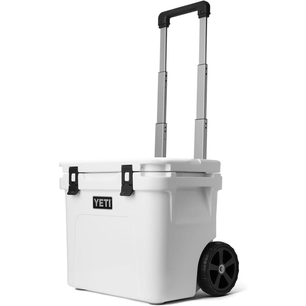 YETI Roadie 32 Cooler Con Ruedas Y Mango Retráctil | Blanco