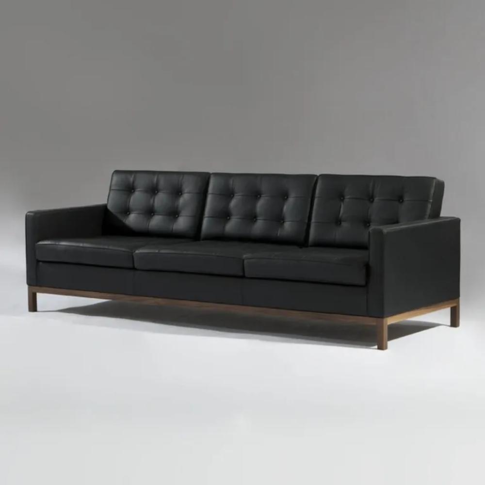 SOFA DE TRES ASIENTOS KNOLL EN CUERO NEGRO CON BASE DE MADERA
