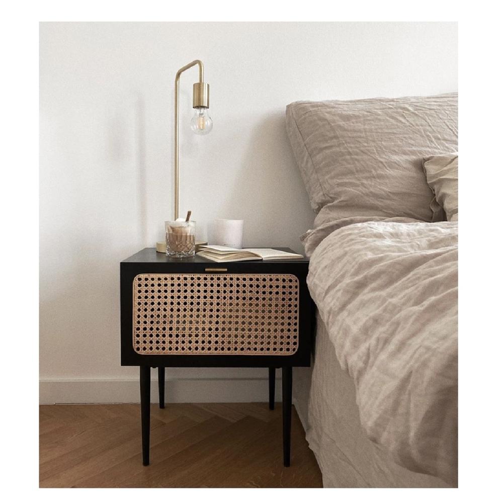 Mesa de Noche Clásica con Ratán Ivonne color Negro 1 puerta TU MESITA