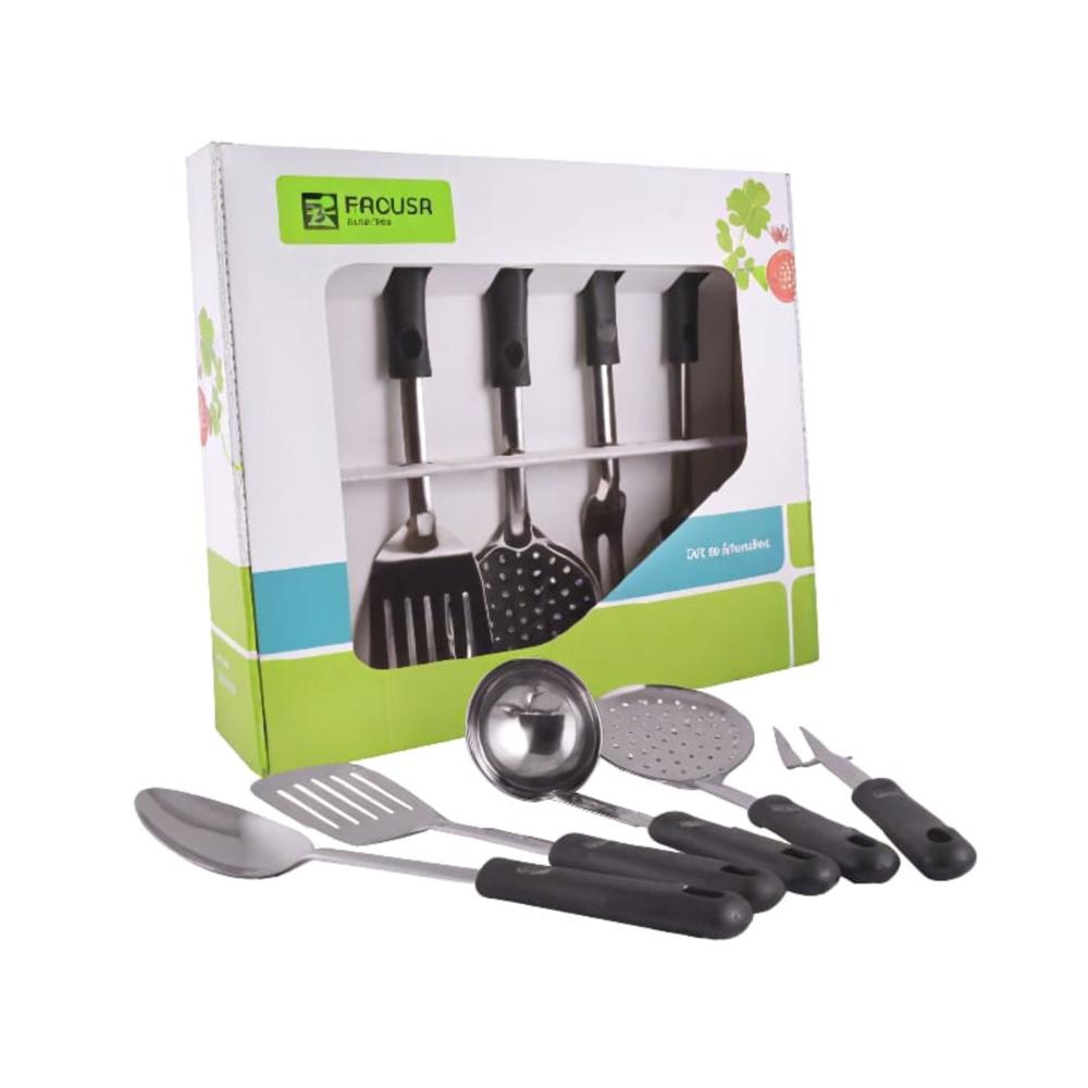 Set de Utensilios x 5 Acero Inox Mango Negro y Colgador Marca Facusa