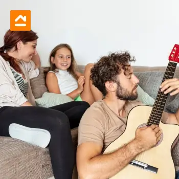 padre-tocando-guitarra-frente-familia