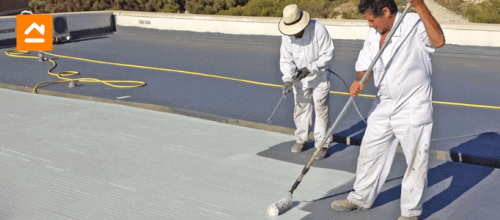 persona-impermeabilizando-techo-de-casa