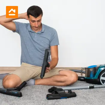 persona-poniendo-cepillo-de-aspiradora