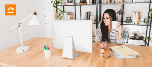 persona-trabajando-en-escritorio