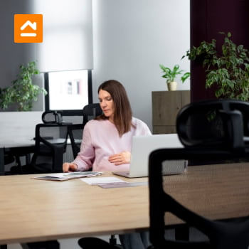 persona-trabajando-en-silla-ergonomica