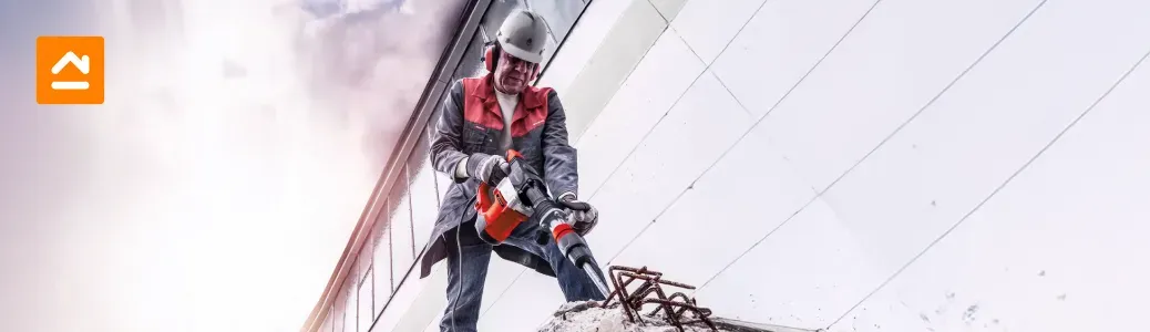 persona-usando-martillo-demoledor